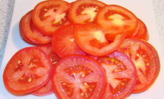 Skölj persilja och tomater med rinnande vatten. Torka dem med en handduk. Separera två klyftor från vitlökshuvudet och ta bort skalen från dem. Skär tomaterna i skivor, hacka persilja och vitlök. Skölj persilja och tomater med rinnande vatten. Torka dem med en handduk. Separera två klyftor från vitlökshuvudet och ta bort skalen från dem. Skär tomaterna i skivor, hacka persilja och vitlök.