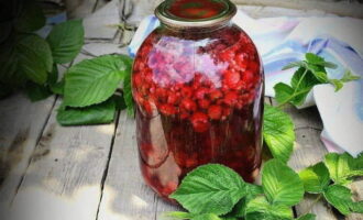 Ibuhos ang mainit na syrup sa mga berry at citric acid sa isang garapon. Igulong ang lalagyan na may takip. Ang garapon ng compote ay kailangang palamig. Baliktarin ang garapon at takpan ng mainit na kumot o kumot. 