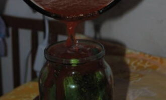Giet na ongeveer 10-15 minuten het water uit de pot en giet in plaats daarvan de bereide marinade op pastabasis erbij. Giet na ongeveer 10-15 minuten het water uit de pot en giet in plaats daarvan de bereide marinade op pastabasis erbij.