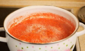 Doe de tomatenmassa in een pan, voeg zout, suiker en een beetje azijn toe. Meng alles goed en kook gedurende 8-10 minuten. Doe de tomatenmassa in een pan, voeg zout, suiker en een beetje azijn toe. Meng alles goed en kook gedurende 8-10 minuten.