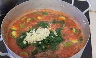 Zodra de massa dikker begint te worden, voeg je kristalsuiker, eerder gehakte dille en knoflook toe en giet je azijn en plantaardige olie erbij. Meng de volledige inhoud grondig en laat nog een minuut koken.
