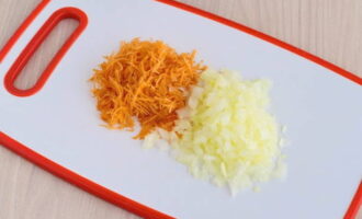 Hur gör man en läcker pastasås? Skala löken och morötterna. Finhacka löken och riv morötterna.