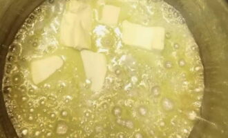 Acum să începem să pregătim sosul cremos. Puneti 50 de grame de unt intr-o cratita. Se încălzește la foc mic. Nu uitați să amestecați constant uleiul. Acum să începem să pregătim sosul cremos. Puneti 50 de grame de unt intr-o cratita. Se încălzește la foc mic. Nu uitați să amestecați constant uleiul.