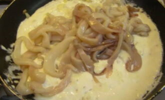 Quan la salsa arribi a bullir, afegiu els calamars a la cassola. Barregeu-los bé perquè la salsa quedi uniformement repartida. Finalment, afegiu-hi espècies i una mica de sal. El pebre negre mòlt és ideal per als calamars. Les herbes com l'alfàbrega seca i l'orenga poden afegir una aroma rica al plat. També pots fer-te la vida més fàcil i utilitzar herbes provençals. Remeneu bé els calamars perquè totes les espècies quedin uniformement repartides. Cuini els calamars a foc lent durant 3 minuts, tapant la paella amb una tapa. 