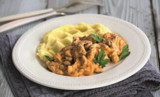 Serviți carnea de vită stroganoff cu sos de smântână împreună cu garnitura preferată, ornata cu pătrunjel proaspăt. Serviți carnea de vită stroganoff cu sos de smântână împreună cu garnitura preferată, ornata cu pătrunjel proaspăt.
