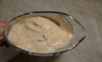 Mentrestant, comencem a preparar la salsa. Poseu la maionesa, la crema agra i la pasta de tomàquet en un bol. També ho condimentem tot amb all picat, sal i pebre mòlt, després de la qual cosa ho barregem bé fins que quedi homogeni.