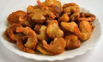 Dùng thìa có rãnh vớt tôm ra và đặt chúng lên đĩa phẳng có lót khăn giấy. Khăn ăn giúp loại bỏ dầu thừa trên đĩa. Phục vụ món khai vị với nước sốt cay hoặc ngọt. Tôm giòn hơn khi ăn nóng nhưng cũng ngon khi nguội! Dùng thìa có rãnh vớt tôm ra và đặt chúng lên đĩa phẳng có lót khăn giấy. Khăn ăn giúp loại bỏ dầu thừa trên đĩa. Phục vụ món khai vị với nước sốt cay hoặc ngọt. Tôm giòn hơn khi ăn nóng nhưng cũng ngon khi nguội!