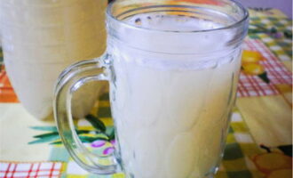 Colar la beguda a través de 4-6 capes de gasa, preferiblement diverses vegades. Deseu el sediment gruixut en un pot a part com a entrant per a una preparació posterior de kvas casolà. Aboqueu el kvas en ampolles, sense arribar a 1/8 del coll, tanqueu bé la tapa i poseu-lo a la nevera. Colar la beguda a través de 4-6 capes de gasa, preferiblement diverses vegades. Deseu el sediment gruixut en un pot a part com a entrant per a una preparació posterior de kvas casolà. Aboqueu el kvas en ampolles, sense arribar a 1/8 del coll, tanqueu bé la tapa i poseu-lo a la nevera.