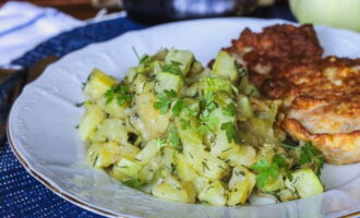 Groentestoofpot van courgette en aardappelen is klaar. Op borden leggen. Serveer met of zonder bijgerecht.