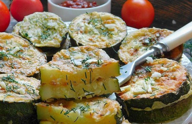 Zucchini trong chảo rán