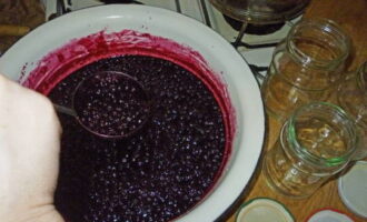 Lutuin ang masa ng berry sa mababang init para sa mga 30 minuto. Haluin nang regular.
