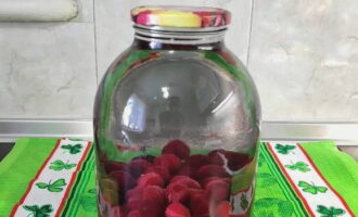 Sluit de compote af met een schroefdeksel.