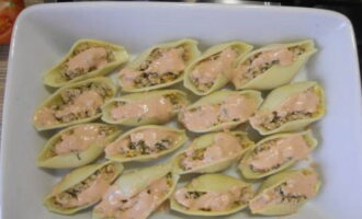 Col·loqueu la pasta farcida en una safata de forn. Aboqueu-los amb una barreja de crema agra i pasta de tomàquet. Col·loqueu la pasta farcida en una safata de forn. Aboqueu-los amb una barreja de crema agra i pasta de tomàquet.