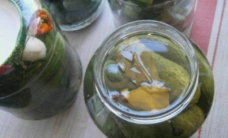 Giet de bereide marinade over de komkommers in de pot.
