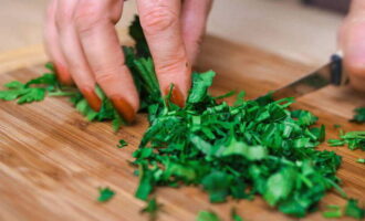 Spălați ardeiul iute și ierburile. Așezați pe prosoape de hârtie și îndepărtați excesul de lichid. Tăiați mărunt ingredientele.