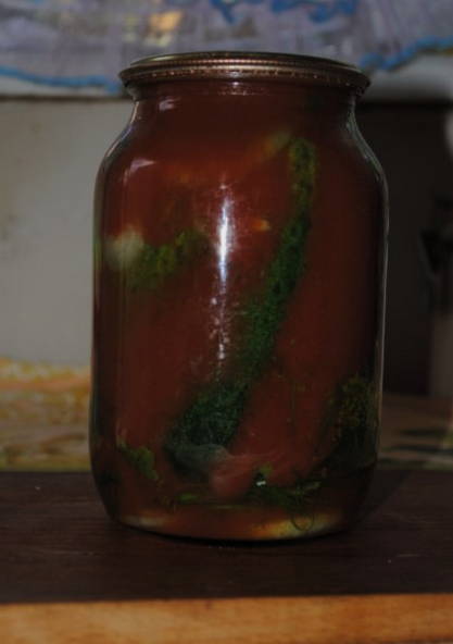 Komkommers met tomatenpuree voor de winter