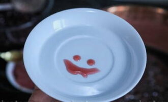 Madaling suriin ang kahandaan ng syrup. Ilagay ito sa isang plato. Ang produkto ay hindi dapat kumalat kapag ikiling ang kawali.