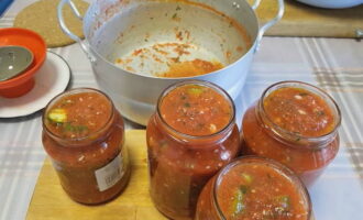 We wassen de potten vooraf met zout of frisdrank en drogen ze goed. Daarna vullen we ze met komkommers in tomaten tot aan de bovenkant.