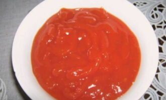 Umpleți borcanele cu amestec aromat fierbinte. Ketchup-ul de casă este gata de lins degetele!