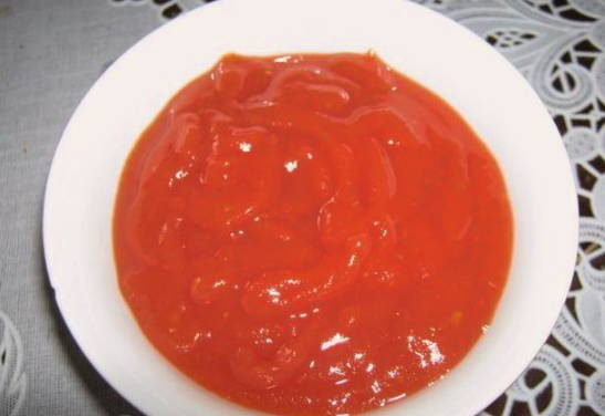 Linge cu degetele ketchup de roșii pentru iarnă