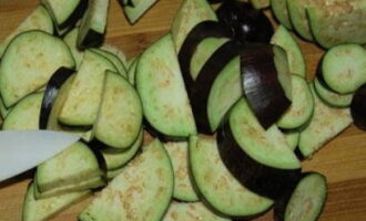 Gupitin ang mga eggplant sa kalahating singsing.