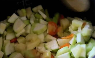 Tocam si ardeiul gras. Se adaugă în vasul multicooker și se amestecă bine. Continuăm să stingem.