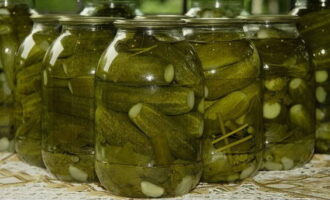 Refredar els cogombres girant el pot cap per avall i traslladar-los a un lloc còmode per a l'emmagatzematge a llarg termini. Refredar els cogombres girant el pot cap per avall i traslladar-los a un lloc còmode per a l'emmagatzematge a llarg termini.