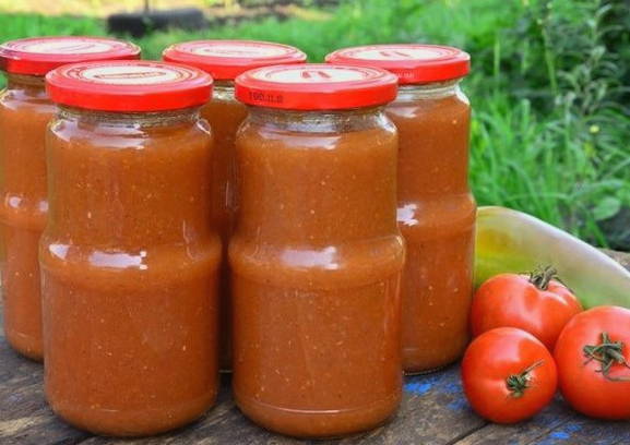 Sốt cà chua và táo cho mùa đông
