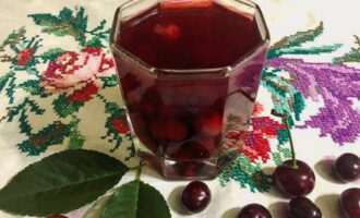 Després de refredar-se, la compota de cireres es pot tastar o emmagatzemar en un lloc fresc per emmagatzemar-la a llarg termini.