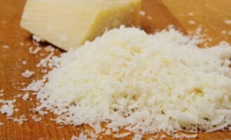Comencem a preparar la salsa per a la nostra pasta. Ratlleu el formatge amb un ratllador fi. Transferiu-ho a un plat petit. Rentar els ous sota aigua freda. Hem de separar el rovell de la clara. Per a la salsa només necessiteu rovells. Afegiu-los al formatge i remeneu-los suaument. Aboqueu nata a la massa resultant, i també afegiu-hi alfàbrega i julivert. Barregeu bé la salsa. 