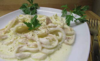 Col·loqueu el plat acabat en un plat. El podeu decorar amb herbes picades o formatge ratllat. Els calamars poden ser un excel·lent aperitiu per a una taula de vacances o un berenar entre àpats principals. Bona gana!  