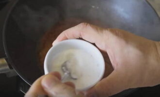 Verdun twee theelepels zetmeel met water en roer tot een gladde massa. Verdun twee theelepels zetmeel met water en roer tot een gladde massa.