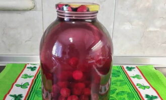 Om de kristalsuiker sneller op te lossen en het water kersenkleur te geven, schudt u de pot een beetje.