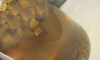Poseu la barreja en un pot de tres litres i ompliu-lo amb aigua bullida a temperatura ambient. Tapeu el coll del pot amb diverses capes de gasa i deixeu la beguda macerada durant 3-4 dies.