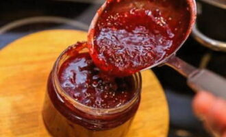 Đổ khối quả mọng nóng vào hộp thủy tinh sạch và khô.Đậy nắp lại. 
