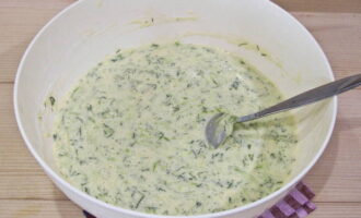 Ta en djup skål och vispa ner två ägg i den. Tillsätt gräddfil, örter och salt. Blanda ingredienserna för hand tills det är slätt. Ta en djup skål och vispa ner två ägg i den. Tillsätt gräddfil, örter och salt. Blanda ingredienserna för hand tills det är slätt.