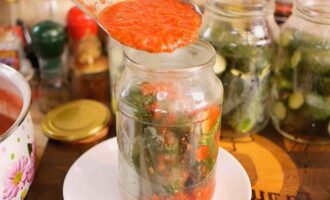 Giet na deze tijd het water uit de potten en vul de marinade erbij. Giet na deze tijd het water uit de potten en vul de marinade erbij.