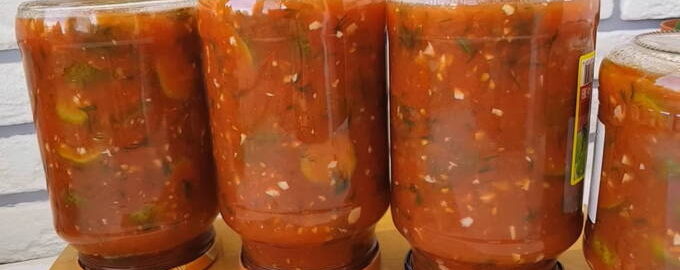 Komkommers in tomatensaus voor de winter