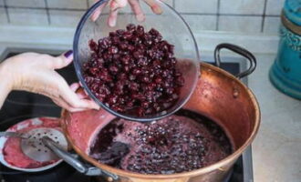 Pagkatapos nito, ipinadala namin ang mga berry pabalik sa syrup.Dalhin ang jam sa isang pigsa at ibuhos ito sa isang isterilisadong garapon. Isara ang takip.
