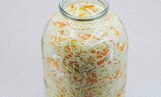 Col·loqueu la massa amb força en un pot de tres litres.
