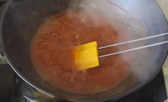 Kook het tomatenmengsel een paar minuten op laag vuur, giet de azijnessence erbij, roer en laat nog 5 minuten sudderen. Giet het verdunde zetmeel en een paar eetlepels plantaardige olie erbij, roer en kook de saus verder tot hij ingedikt is. Kook het tomatenmengsel een paar minuten op laag vuur, giet de azijnessence erbij, roer en laat nog 5 minuten sudderen.Giet het verdunde zetmeel en een paar eetlepels plantaardige olie erbij, roer en kook de saus verder tot hij ingedikt is.