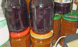 Isinasara namin ang lalagyan na may mga nilalaman na may mga takip. Iwanan upang palamig sa temperatura ng kuwarto.