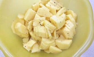 Timplahan ng asin at paminta ang tinadtad na patatas. Maaari ka ring magdagdag ng isang maliit na langis ng gulay dito at pukawin, upang ang mga patatas ay hindi madilim at maging mas malutong.