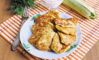 Zorg ervoor dat u courgettepannenkoekjes met kaas serveert, samen met zure room of een andere saus. Hierdoor worden ze nog malser en sappiger, wat nooit mis zal gaan.