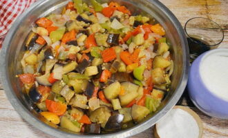 Turnați ingredientele zdrobite într-un castron mare adânc. Sare dupa gust si adauga 4-5 linguri de ulei vegetal. 