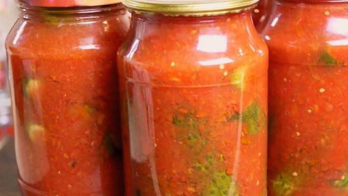 Komkommers in tomaten voor de winter