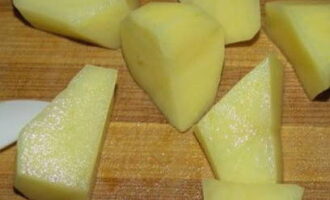 Gupitin ang mga patatas sa maliliit na cubes.