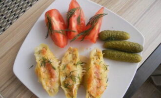 La pasta aromàtica amb farcit està llesta. Poseu-los en plats i serviu-los! La pasta aromàtica amb farcit està llesta. Poseu-los en plats i serviu-los!