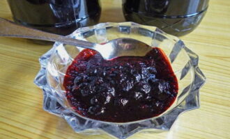 Handa na ang homemade blueberry jam. Subukan ang treat o itabi ito para sa pangmatagalang imbakan.