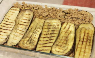 Värm ugnen till 200°C och baka aubergine med köttfärs i 30-35 minuter. Värm ugnen till 200°C och baka aubergine med köttfärs i 30-35 minuter.